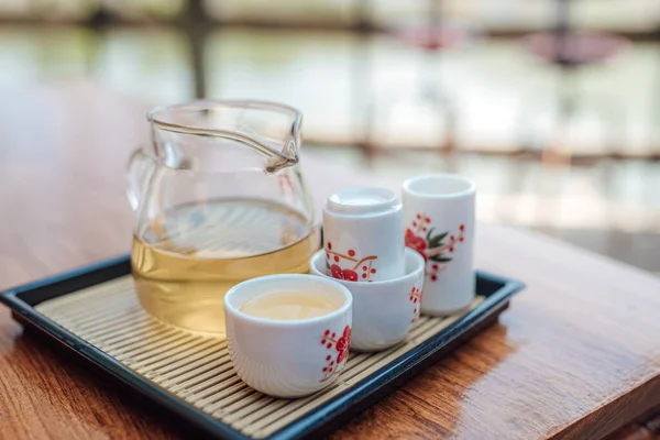 Glas Med Tekanna Träbordet Kinesiska Och Japanska Kulturer — Stockfoto