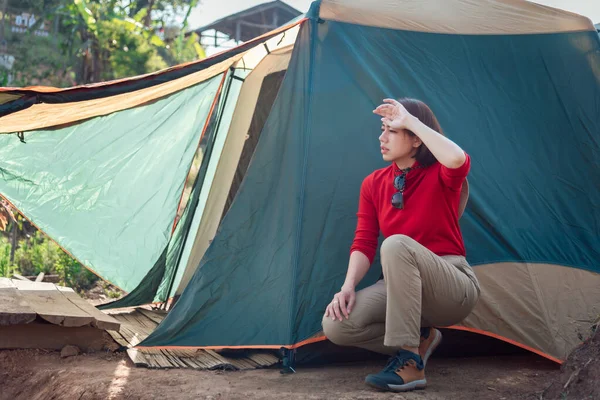 Asian Woman Tired While Pitching Tent Hadubi Viewpoint Chiang Mai — Stock Photo, Image