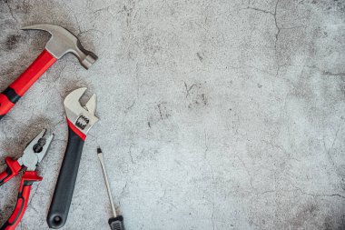 Taş zemin üzerinde ücretsiz kopyalama alanı olan inşaat araçları ve araçlarının üst görünümü.