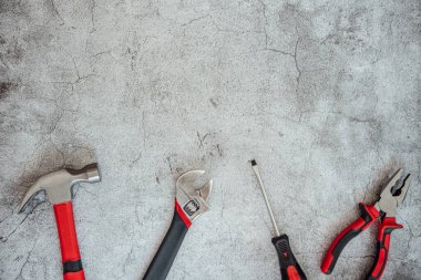 Taş zemin üzerinde ücretsiz kopyalama alanı olan inşaat araçları ve araçlarının üst görünümü.