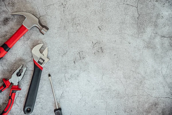 Taş zemin üzerinde ücretsiz kopyalama alanı olan inşaat araçları ve araçlarının üst görünümü.