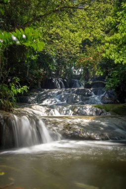 Lopburi, Tayland 'da Wang Kan Lueang Şelalesinin güzel uzun soluklu manzarası.