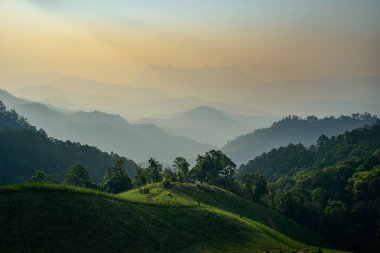 Hadubi, Chiang Mai, Tayland 'daki PM2.5 problemleri nedeniyle dağ manzarası puslu..
