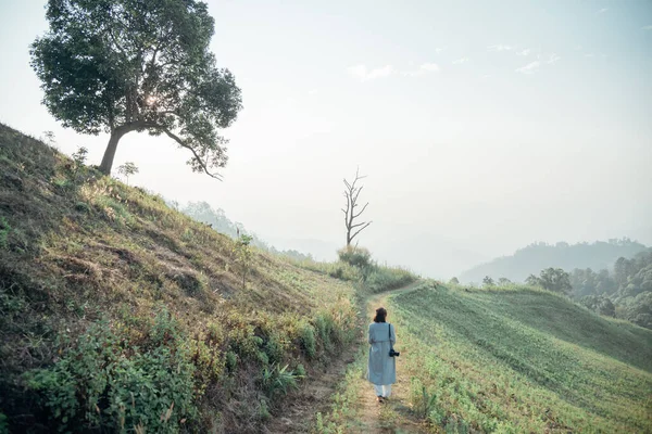 Visão Traseira Uma Mulher Com Sua Câmera Andando Estrada Terra — Fotografia de Stock