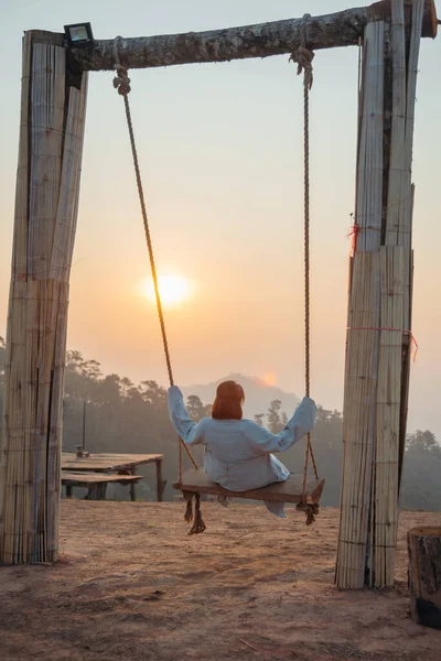 Mulher Solidão Sentado Balanço Olhando Para Sol Hora Nascer Sol — Fotografia de Stock