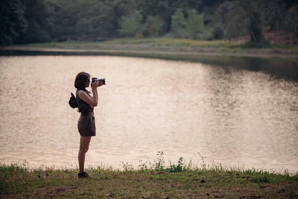 Uma Aventureira Está Tirando Uma Foto Lago Floresta Pinheiros — Fotografia de Stock
