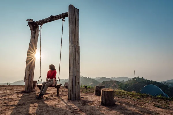 Mulher Solidão Sentada Balanço Olhando Para Sol Pôr Sol — Fotografia de Stock