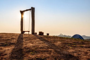 Gün batımında salıncaktaki siluet sahnesi.