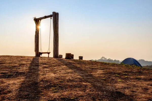 Gün batımında salıncaktaki siluet sahnesi.
