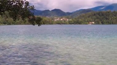 Slovenya 'da yaz aylarında arka planda Alpler olan Bled kalesi ve hac kilisesinin videosu