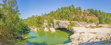 Hırvatistan 'ın orta Istria ilinin Pazin kenti yakınlarındaki Pazinski Krov şelalesinin resmi