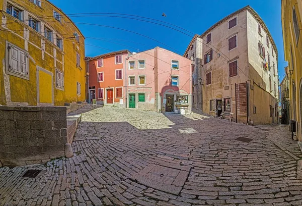 Foto del centro histórico de la ciudad medieval de Labin en el centro de Istria durante el día —  Fotos de Stock