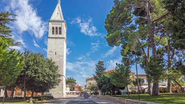 Hırvat kıyı kenti Novigrad 'ın merkez pazar meydanı ve kilisesi üzerindeki panoramik manzara açık havada gün ışığında