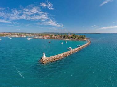 Hırvat kıyı kenti Novigrad üzerindeki insansız hava aracı panoraması, liman ve gezinti güvertesi gün boyunca deniz tarafından alındı