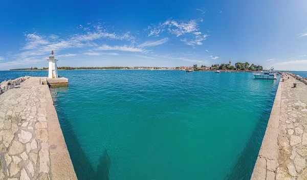 夏の日の間 イストリアのクロアチア沿岸の町ノヴィグラードの港のパノラマビュー天気がはっきりしているとき — ストック写真