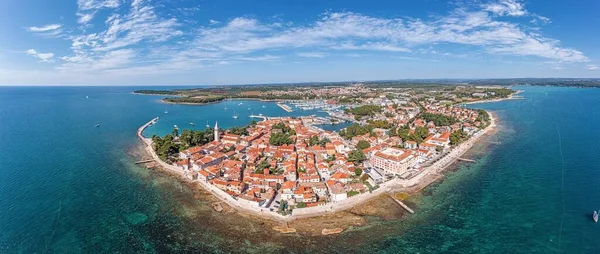 Panorama Drones Sobre Cidade Costeira Croata Novigrad Com Porto Passeio — Fotografia de Stock