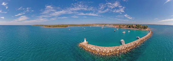 Panorama de drones sobre a cidade costeira croata Novigrad com porto e passeio marítimo durante o dia — Fotografia de Stock