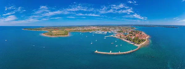 Hırvat kıyı kenti Novigrad üzerindeki insansız hava aracı panoraması, liman ve gezinti güvertesi gün boyunca deniz tarafından alındı — Stok fotoğraf