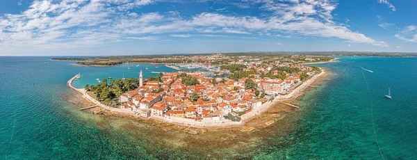 Drone panorama sobre la ciudad costera croata Novigrad con puerto y paseo marítimo tomado de la orilla del mar durante el día —  Fotos de Stock