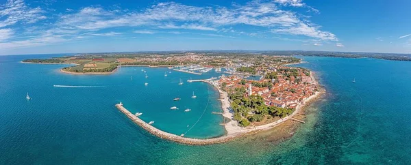 Dron panorama nad chorvatským pobřežním městem Novigrad s přístavem a promenádou převzaté z moře během dne — Stock fotografie