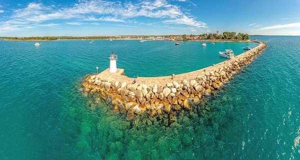 Hırvat kıyı kenti Novigrad üzerindeki insansız hava aracı panoraması, liman ve gezinti güvertesi gün boyunca deniz tarafından alındı — Stok fotoğraf