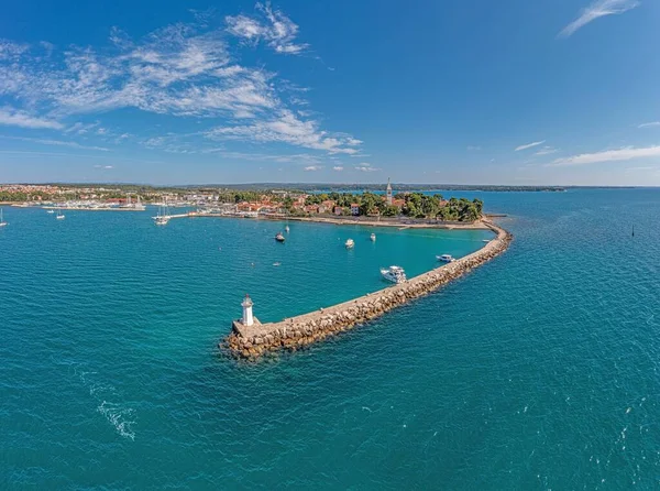 Drohnenpanorama über der kroatischen Küstenstadt Novigrad mit Hafen und Promenade, tagsüber vom Meer aus aufgenommen — Stockfoto