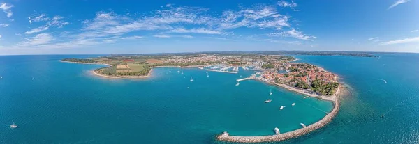 Hırvat kıyı kenti Novigrad üzerindeki insansız hava aracı panoraması, liman ve gezinti güvertesi gün boyunca deniz tarafından alındı — Stok fotoğraf