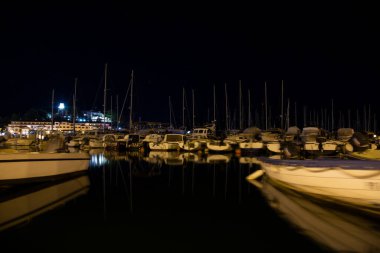 Hırvatistan 'ın Istria kıyı kenti Vrsar' ın limanı üzerindeki gece manzarası