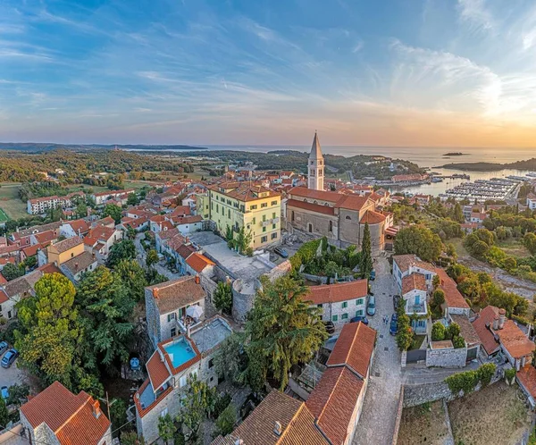 Hırvat Kıyı Kenti Vrsar Limanı Üzerindeki Panoraması Yaz Günbatımında — Stok fotoğraf