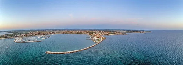 Dron Panorama Chorvatského Pobřežního Města Umag Pořízené Při Západu Slunce — Stock fotografie