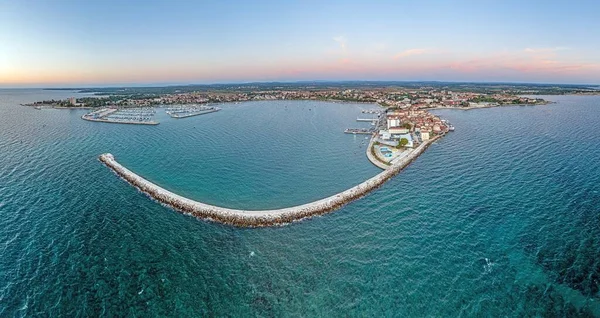Drohnenpanorama Der Kroatischen Küstenstadt Umag Bei Sonnenuntergang Über Der Hafeneinfahrt — Stockfoto