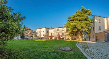 Hırvatistan 'ın kıyı kenti Porec' in yaz güneşinin doğuşu sırasındaki sabah güneşindeki tarihi merkezinin görüntüsü