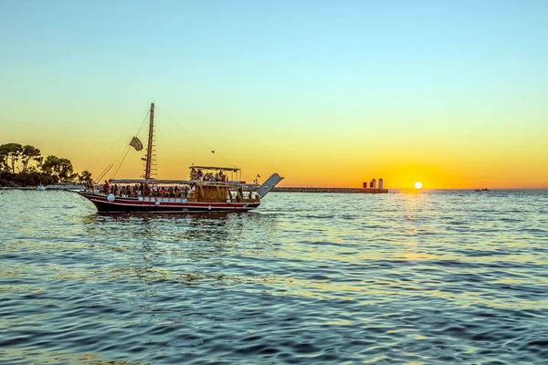 Bild Solnedgång Från Hamnen Den Kroatiska Kuststaden Porec Med Passerande — Stockfoto