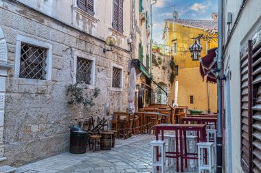 Hırvatistan 'ın kıyı kenti Porec' in yaz güneşinin doğuşu sırasındaki sabah güneşindeki tarihi merkezinin görüntüsü