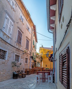 Hırvatistan 'ın kıyı kenti Porec' in yaz güneşinin doğuşu sırasındaki sabah güneşindeki tarihi merkezinin görüntüsü