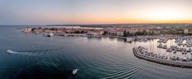 Hırvat kıyı kasabası Porec 'in insansız hava aracı panoraması yaz gündoğumunda liman ve gezinti alanında