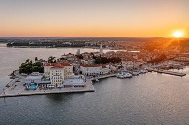Hırvat kıyı kasabası Porec 'in insansız hava aracı panoraması yaz gündoğumunda liman ve gezinti alanında