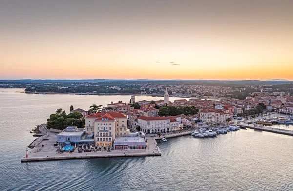 Panorama Drone Chorwackiego Nadmorskiego Miasta Porec Portu Promenady Podczas Letniego — Zdjęcie stockowe