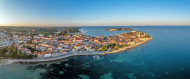 Hırvat kıyı kasabası Porec 'in insansız hava aracı panoraması yaz gündoğumunda liman ve gezinti alanında