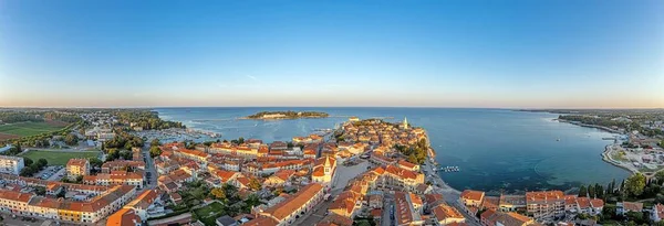 Hırvat kıyı kasabası Porec 'in insansız hava aracı panoraması yaz gündoğumunda liman ve gezinti alanında