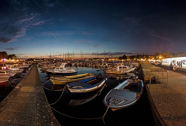在去年夏天的最后一天 克罗地亚沿海城市波列克港口的船只在日落后的照片 — 图库照片