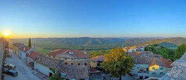 Motovun şehir duvarından panoramik manzara yaz aylarında kırsal bölgeleri kapsıyor.