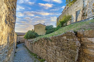 Hırvatistan 'ın tarihi Motovun kentinin tarihi merkezine giden romantik kaldırım taşı erişim yolunun resmi