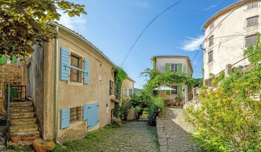 Hırvatistan 'ın tarihi Motovun kentinin tarihi merkezine giden romantik kaldırım taşı erişim yolunun resmi