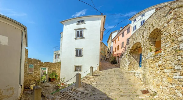 Obrázek Romantické Dlážděné Cesty Historického Centra Chorvatského Města Motovun Létě — Stock fotografie