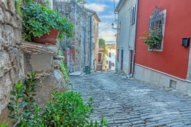 Hırvatistan 'ın tarihi Motovun kentinin tarihi merkezine giden romantik kaldırım taşı erişim yolunun resmi