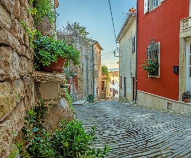 Hırvatistan 'ın tarihi Motovun kentinin tarihi merkezine giden romantik kaldırım taşı erişim yolunun resmi