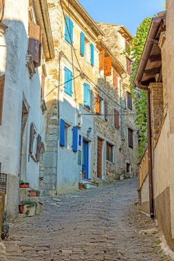 Hırvatistan 'ın tarihi Motovun kentinin tarihi merkezine giden romantik kaldırım taşı erişim yolunun resmi