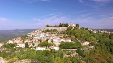 Hırvatistan 'ın tarihi Motovun kentinin yaz aylarında çekilen insansız hava aracı videosu