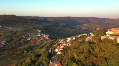 Hırvatistan 'ın tarihi Motovun kentinin insansız hava aracı videosu yazın gün doğumunda çekildi